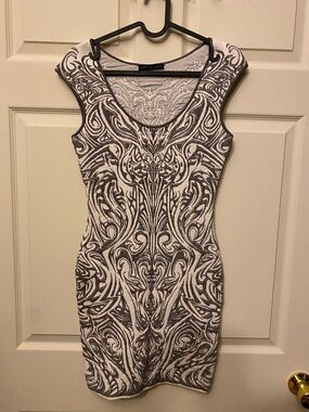 RVN Women’s Size S Sleeveless White & Silver Patterned Bodycon Mini Fitted Dress